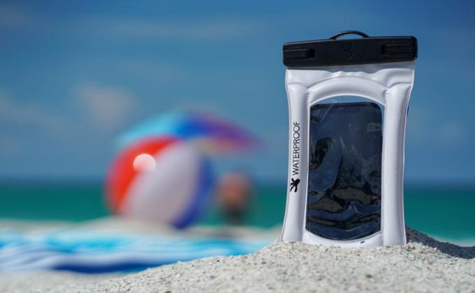 beeld van witte waterdichte telefoon droge zak op strand
