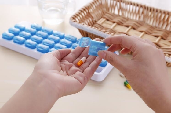 de Wekelijkse van de Organisatoram pm pill van de Geneeskundepil de Doos en de Tabletsplitsers Enige Kleur van 7 dagen combineert voor Bevordering