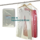 Droge schone geperforeerde duidelijke poly plastic kledingstuk/wasserij/kledingszakken op een opslag van de broodjeskleding
